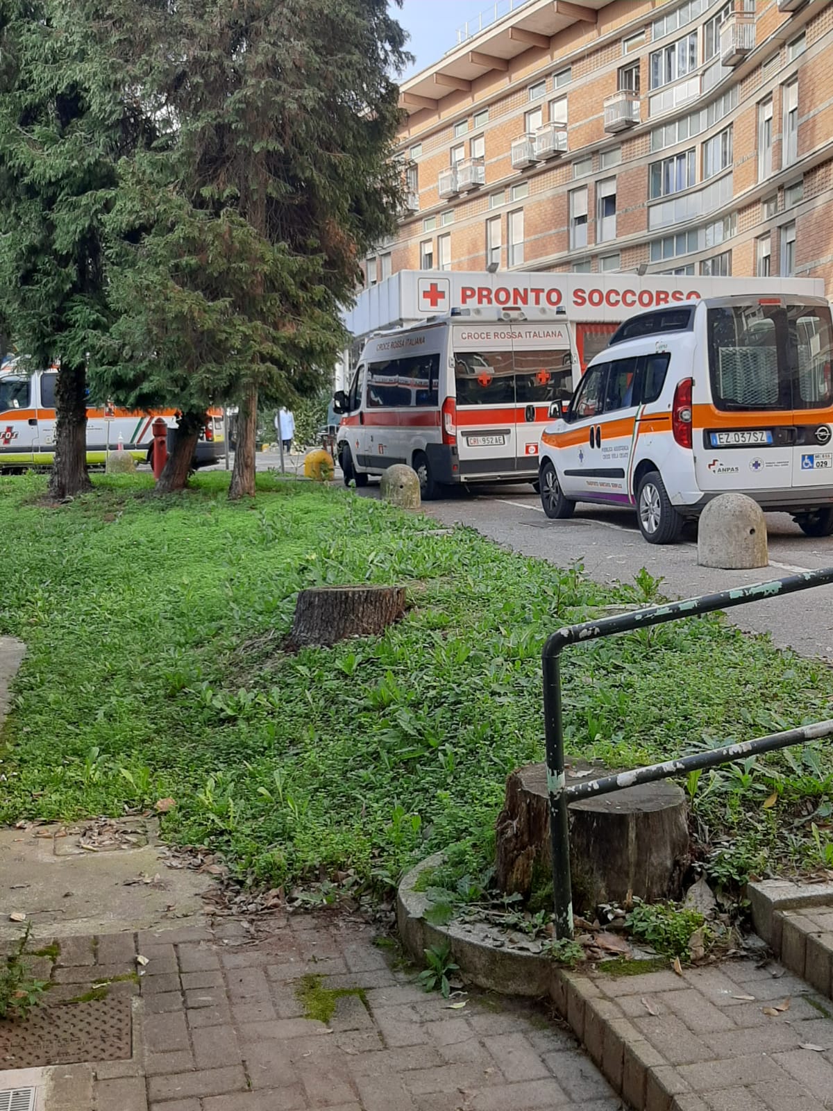Covid, ambulanze in coda al pronto soccorso dell’ospedale di Saronno