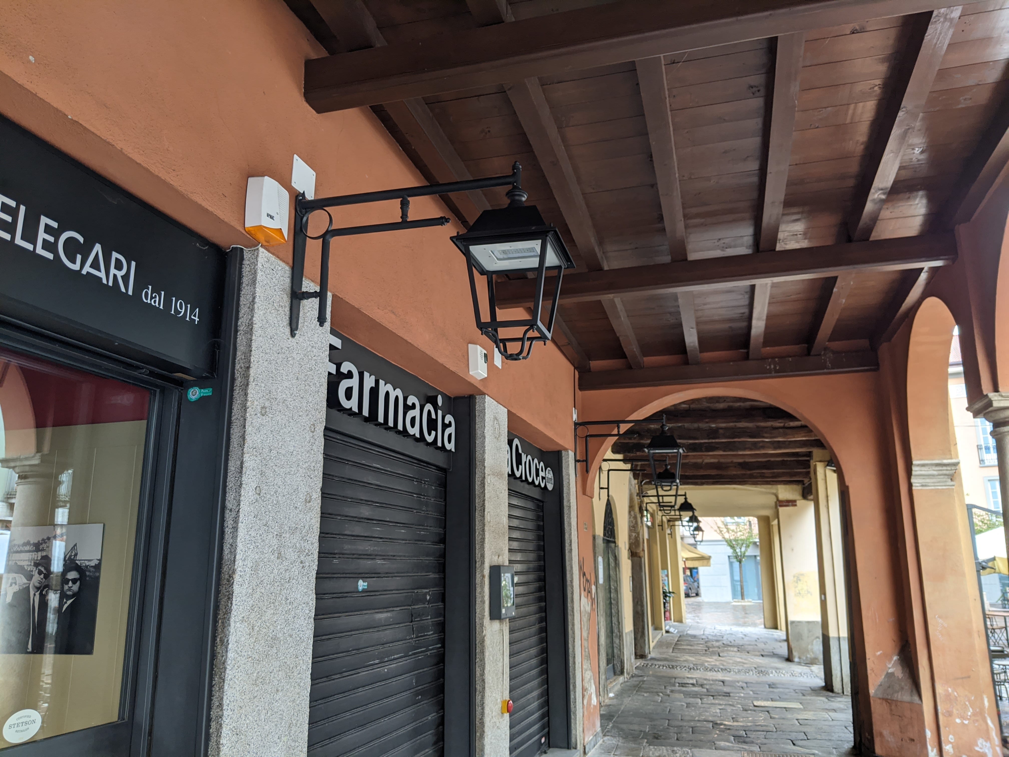 Saronno, in piazzetta Portici sono arrivate le nuova lampade