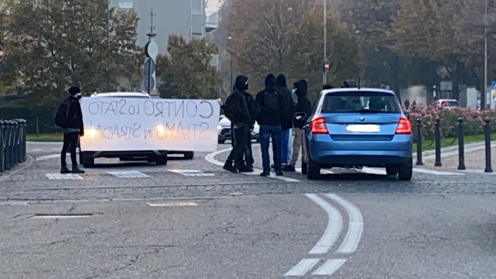 Anarchici contro il coprifuoco bloccano il traffico davanti al Santuario di Saronno