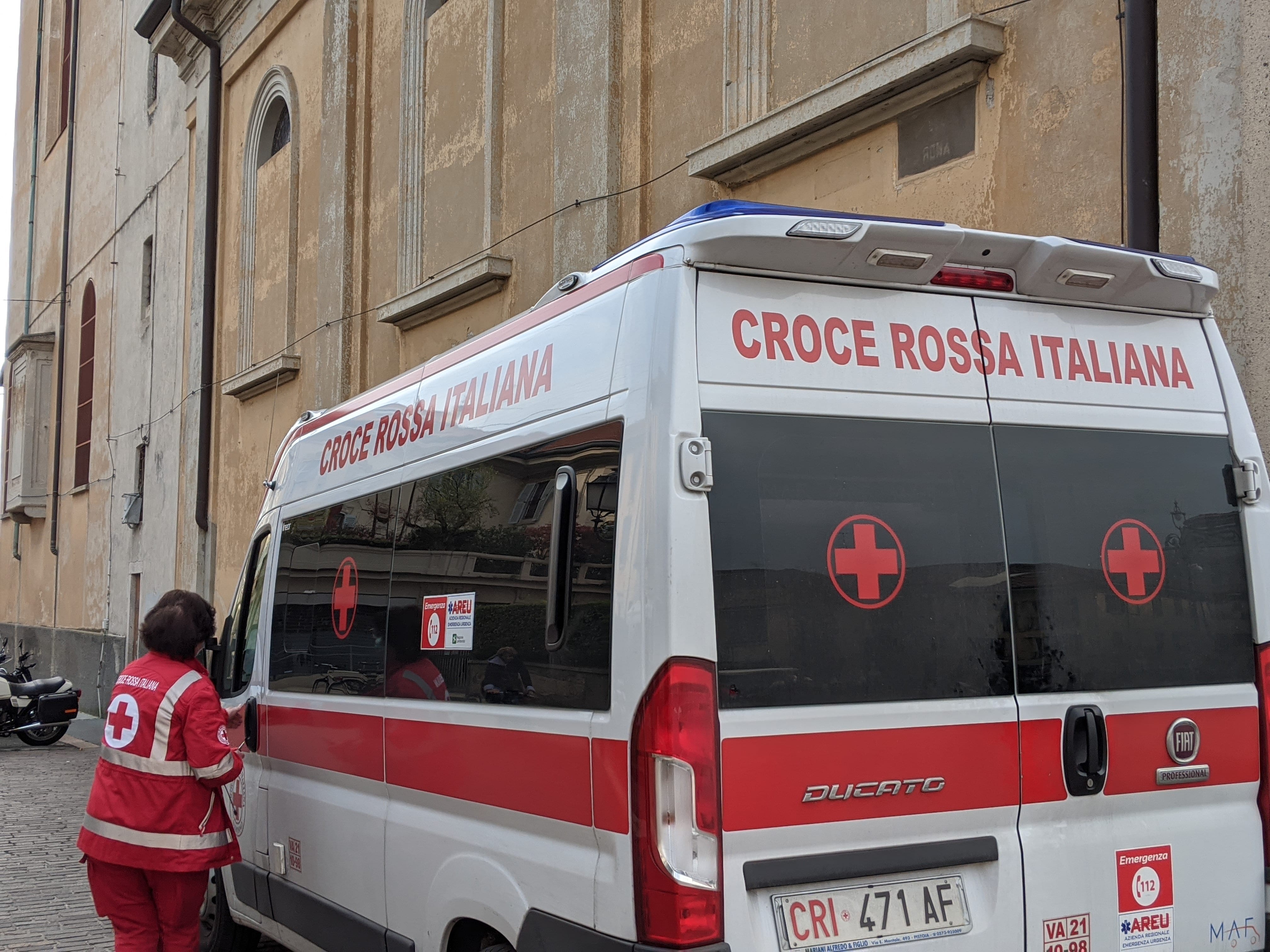 Saronno, malore nella centralissima piazza Libertà: arriva la Croce rossa