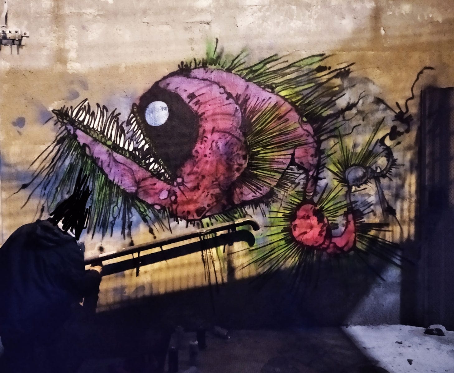 Blitz al sottopasso di piazza mercato: ricoperto di murales anarchici