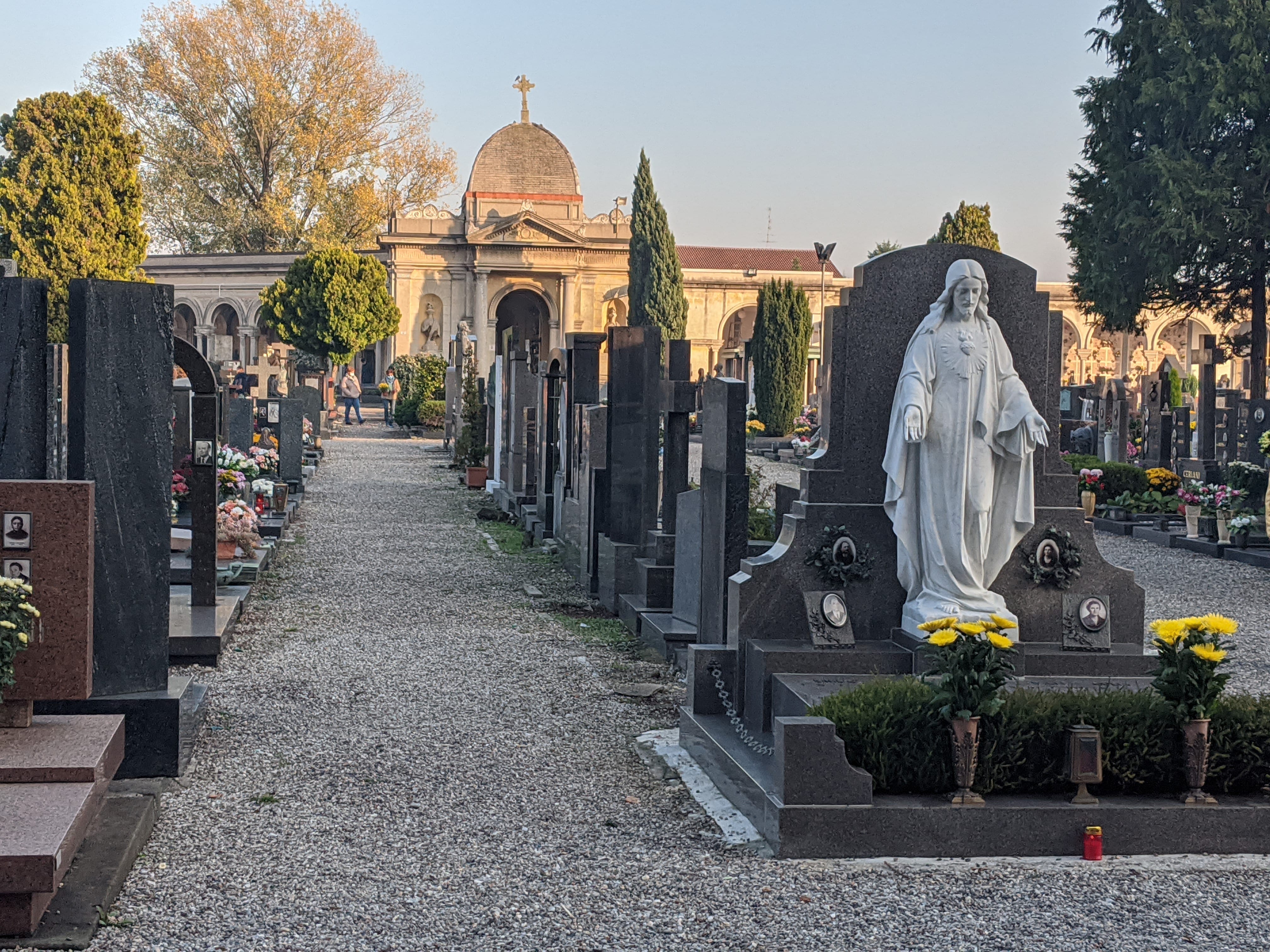 Origgio, rubati i fiori da una tomba del cimitero