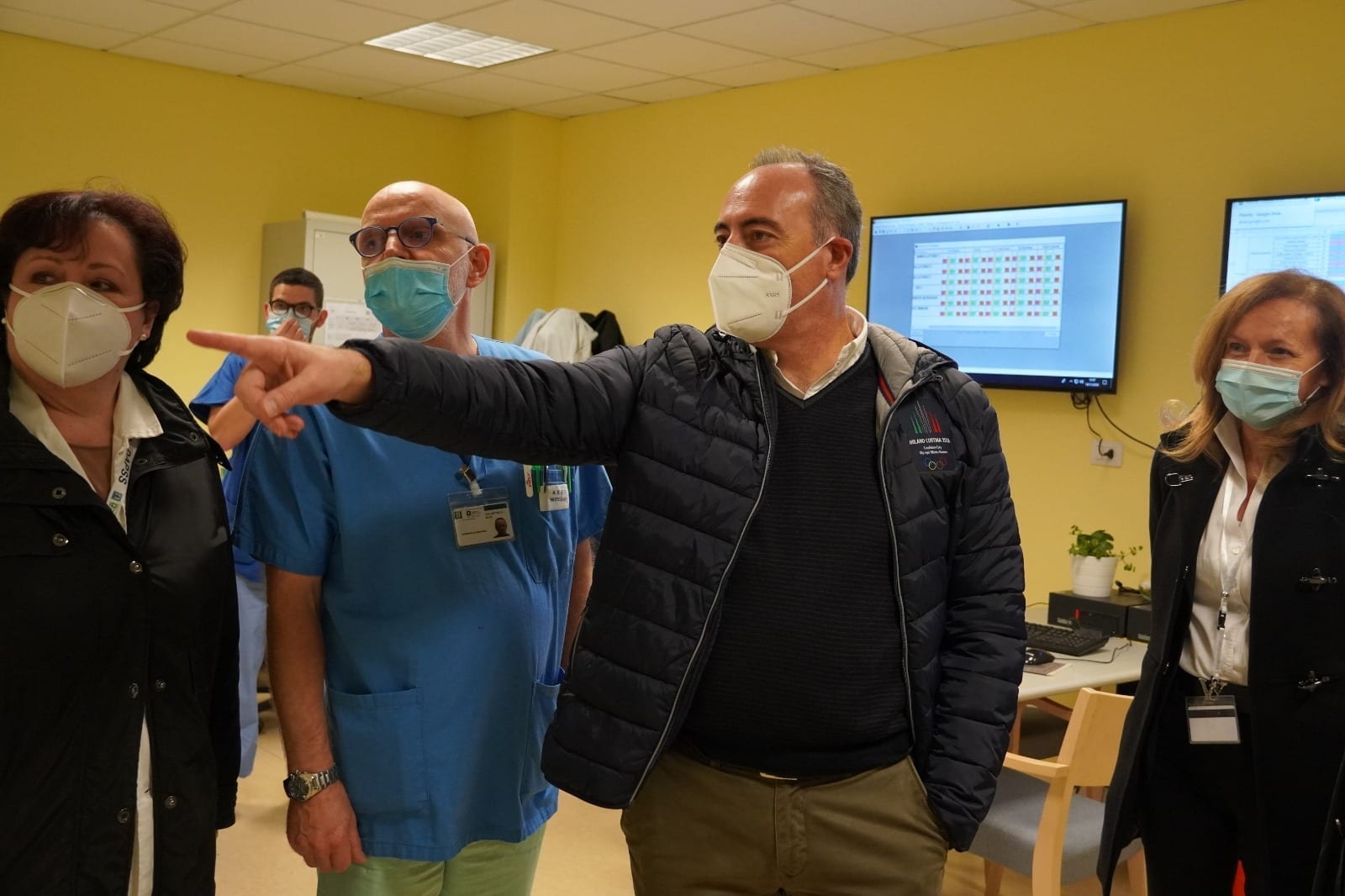 Gallera visita l’ospedale di Busto e di Varese: “Vicini a chi lavora sul campo”