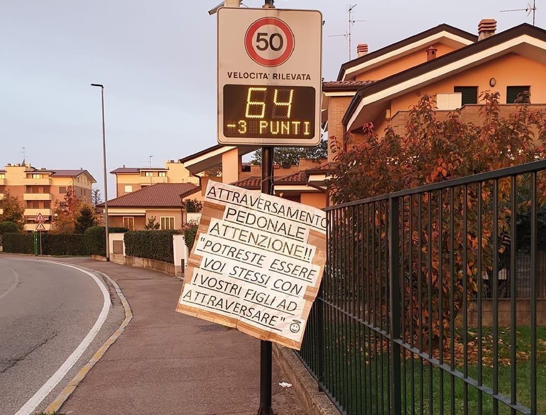 Un cartello e un post su Facebook per rilanciare l’appello: “Non sfrecciate in via Bergamo”