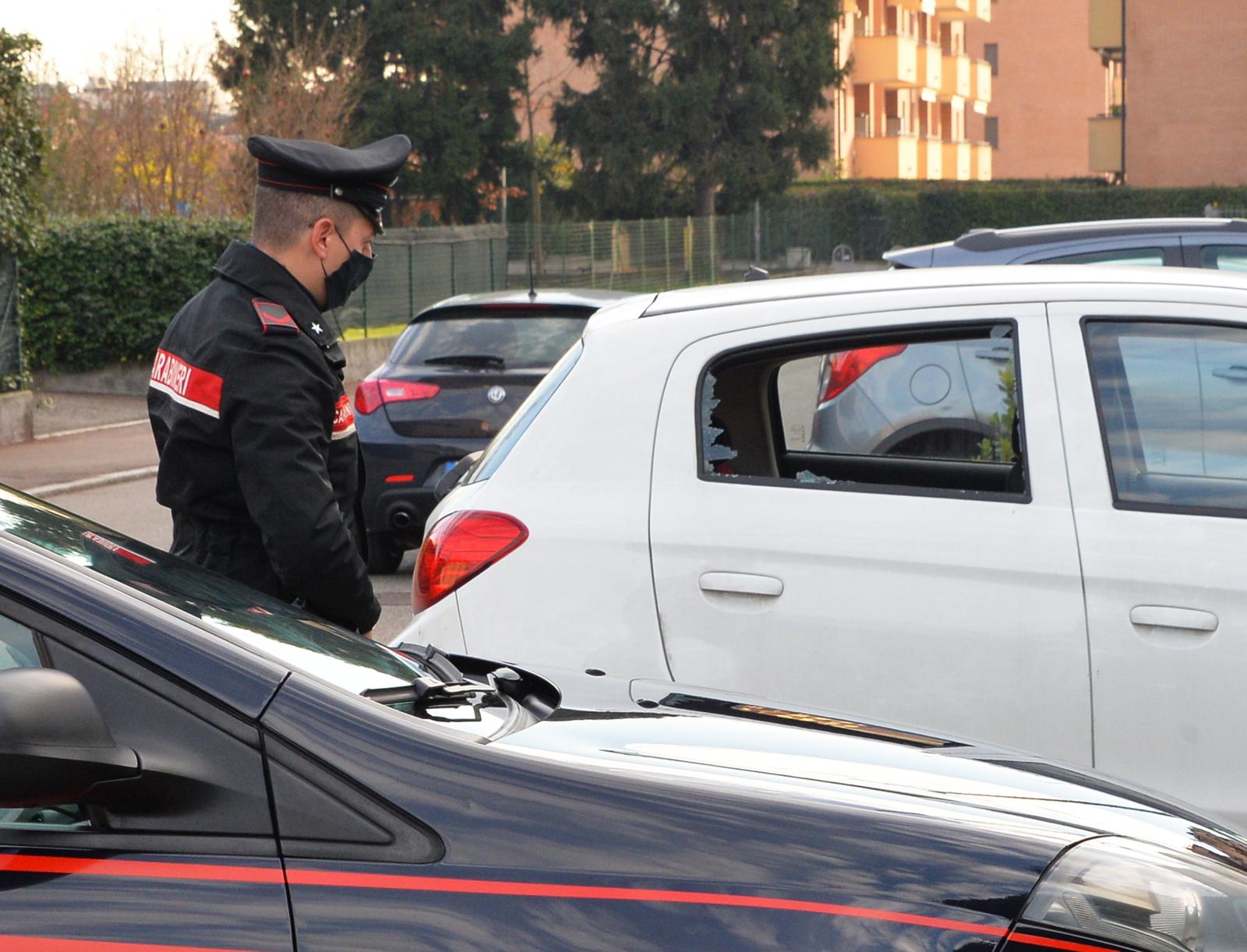 Raid contro le auto parcheggiate ma il ladro si ferisce: sangue dappertutto