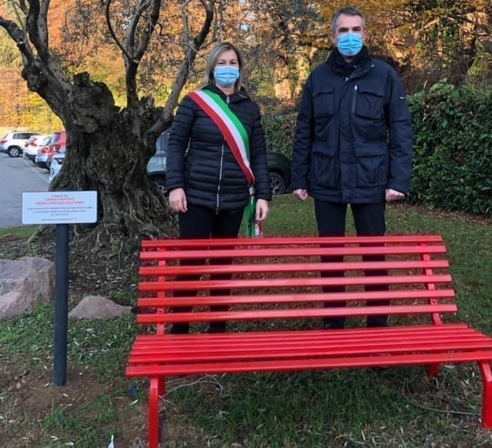 Misinto, sindaco Piuri e l’assessore Caspani in fascia tricolore presentano il progetto della panchina rossa