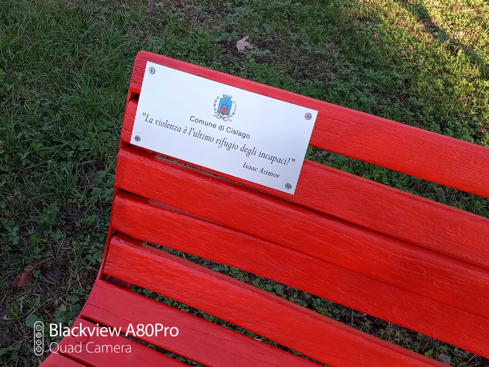 Cislago, una panchina rossa a parco Castelbarco contro la violenza sulle donne