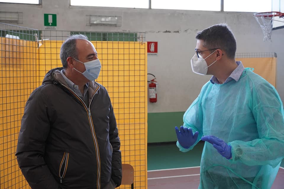 Covid in Lombardia, scende percentuale contagi ma oltre 100 morti