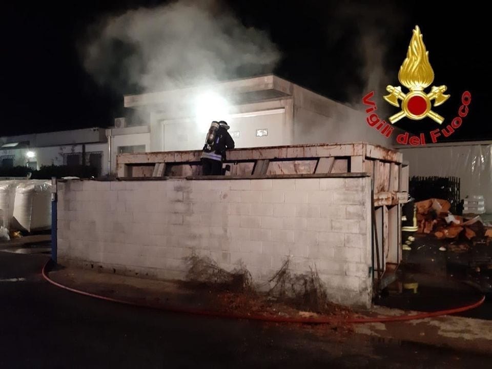 Mozzate, bruciano i rifiuti: mobilitati pompieri da Saronno e Tradate