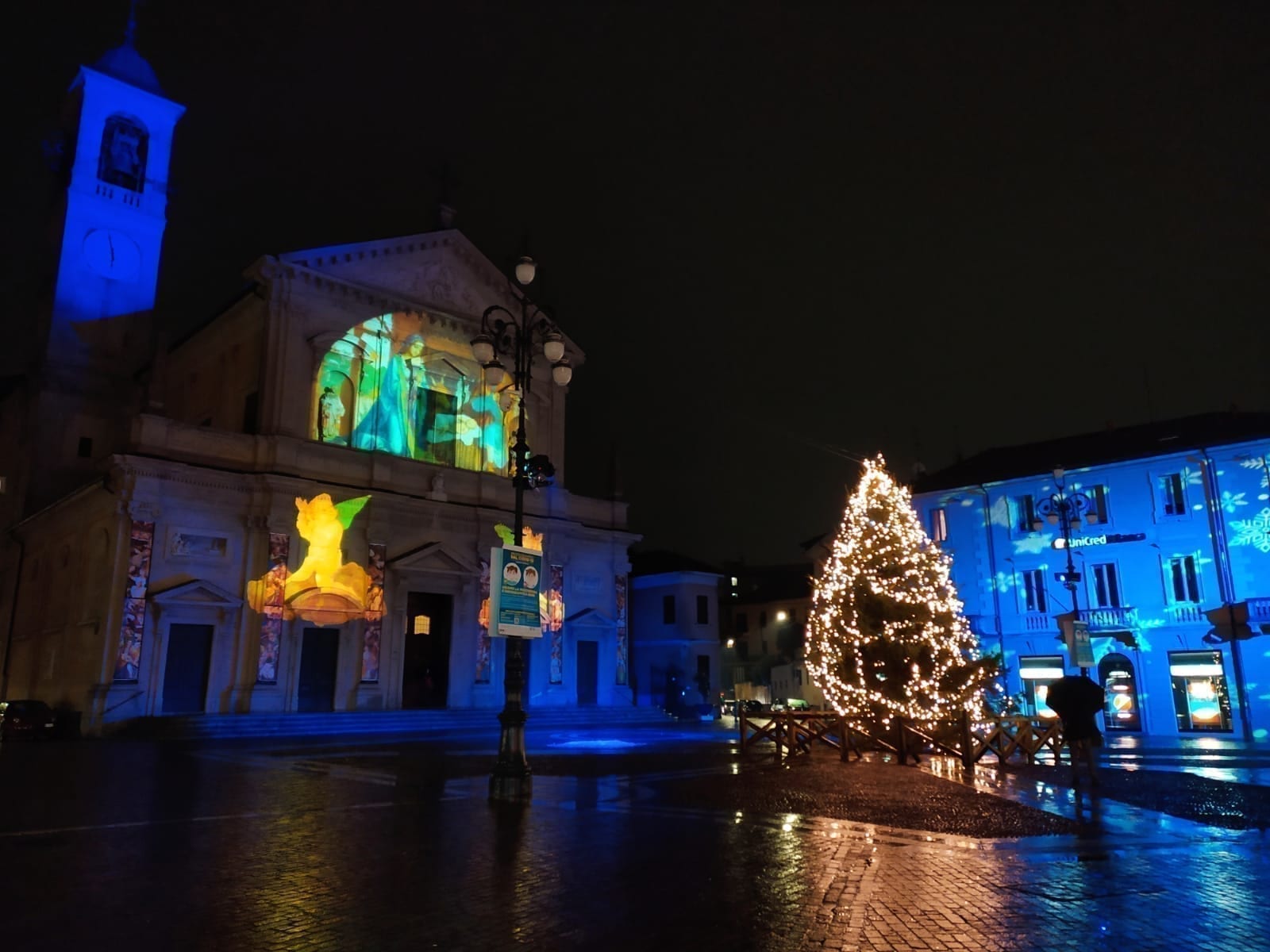 Ieri a Saronno: la commozione per l’addio a Lucio, le luminarie accese, un tentativo per Palazzo Visconti
