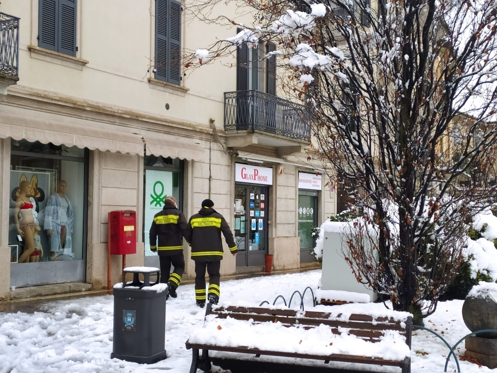 Neve, cavi elettrici caduti in piazza Libertà: arrivano i pompieri
