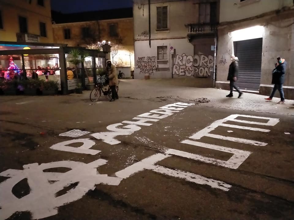 Maxi graffito sull’asfalto e sull’ex collocamento: il lascito del corteo anarchico