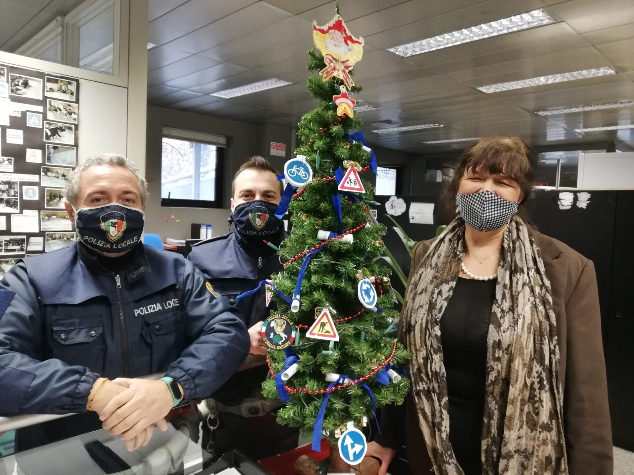 Natale: mini cartelli stradali decorano l’albero della polizia locale