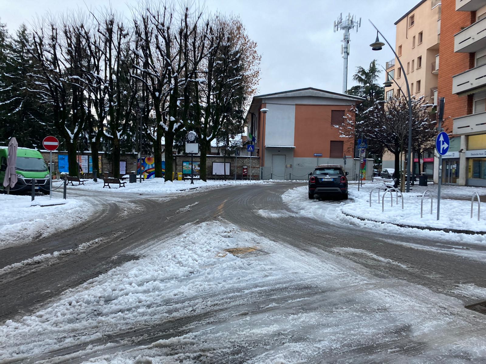 Saronno, ghiaccio su strade e marciapiedi: scivola e finisce all’ospedale