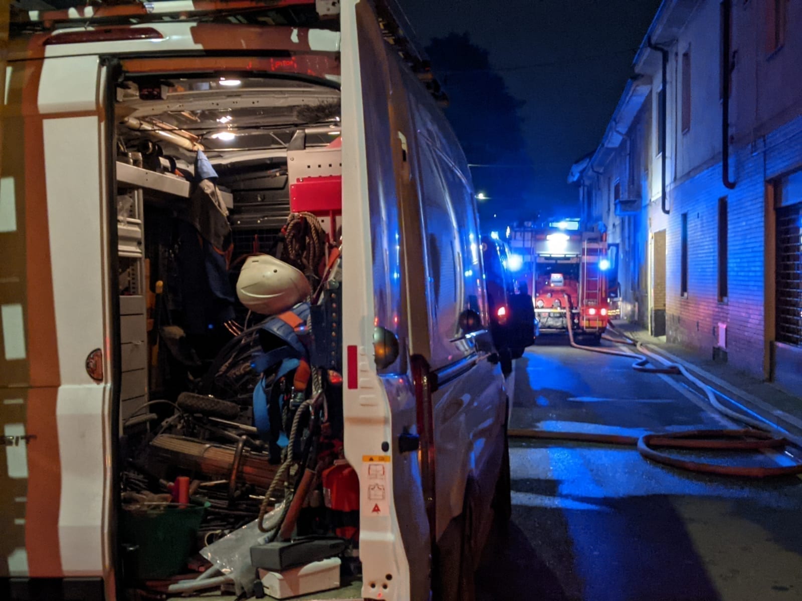 Uboldo, via Tognoni: spento il rogo ma i pompieri restano al lavoro