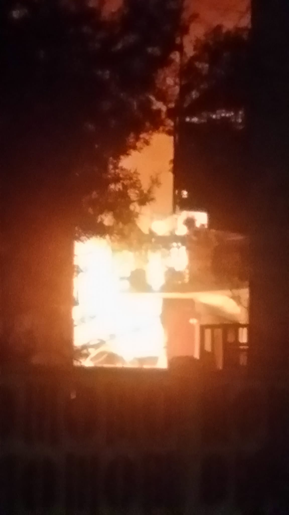 Uboldo, furioso incendio in una corte di via Tognoni
