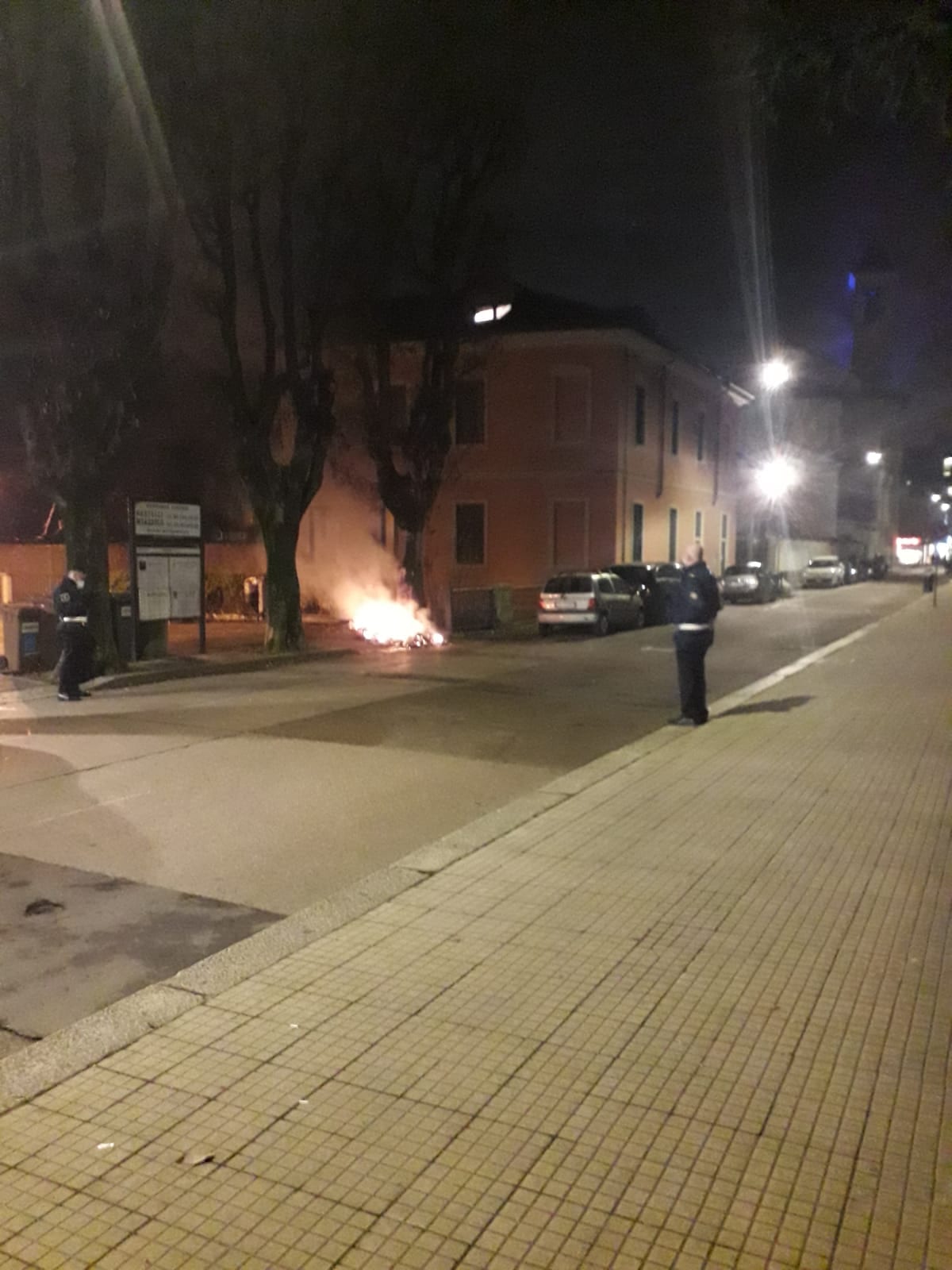 Incendio in via Roma a Saronno, bruciano i sacchi della differenziata