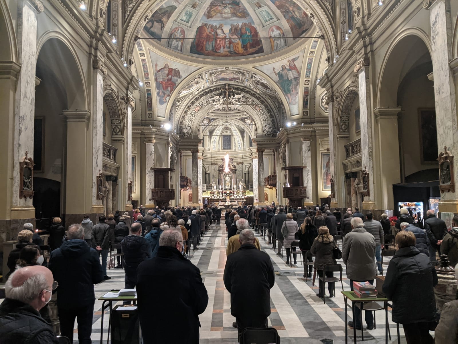 Messe di Natale, pienone (col distanziamento) in San Pietro e Paolo e San Francesco a Saronno