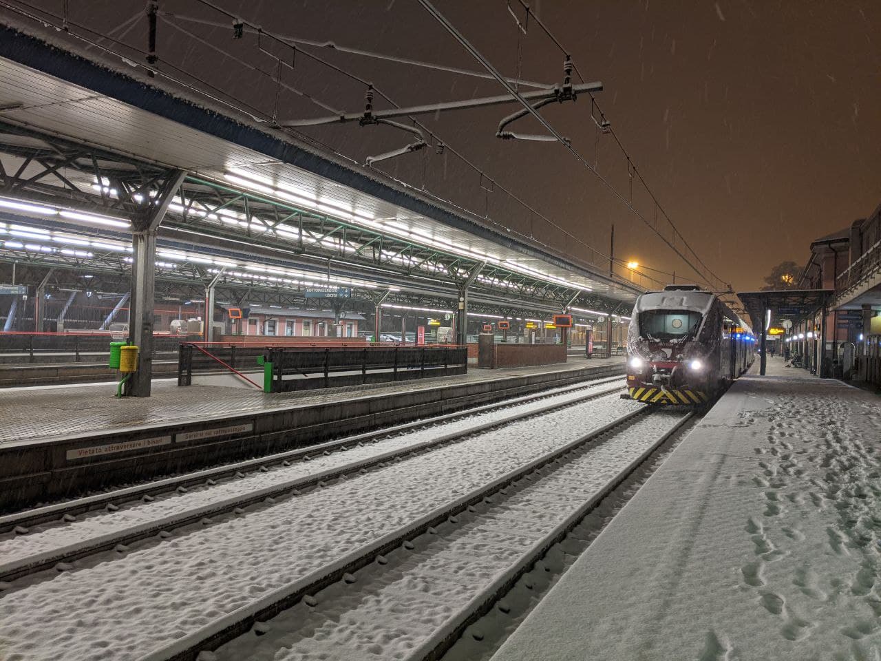 Neve e treni, raffica di cancellazioni alla stazione di Saronno