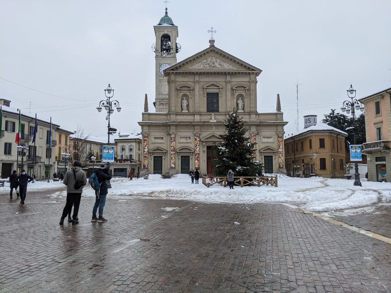 Neve, ore 16.30 a Saronno: corso Italia e piazza Libertà ripulite. Ma molti marciapiedi…
