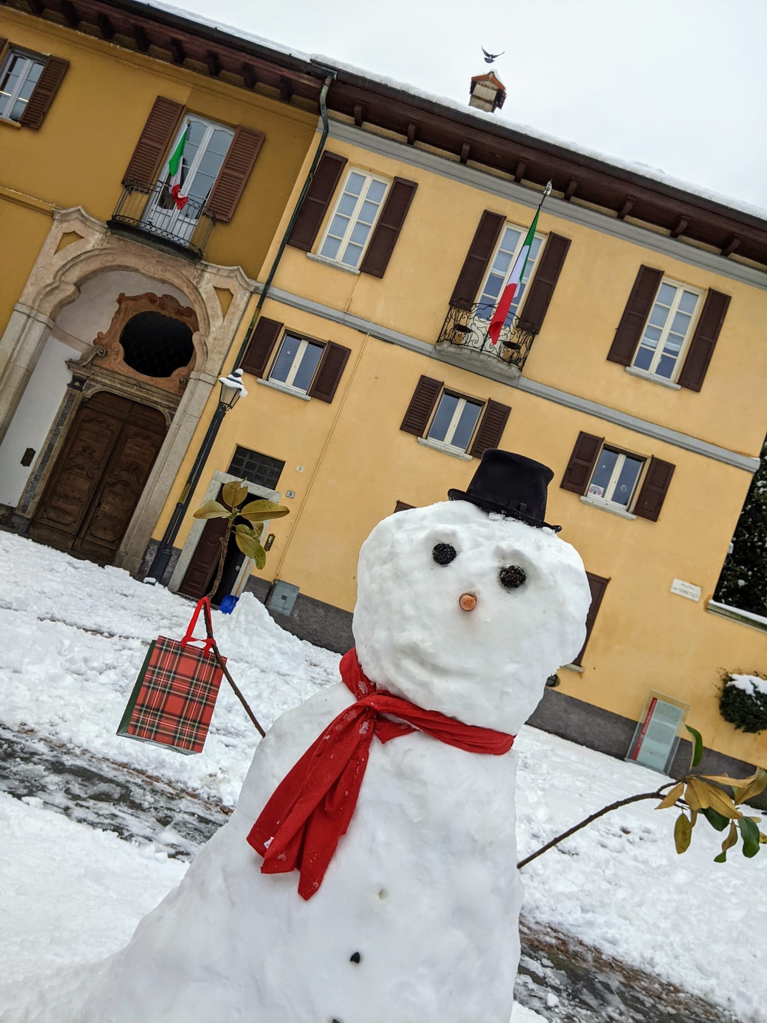 Neve, le strade di Saronno e dintorni si popolano di pupazzi di neve