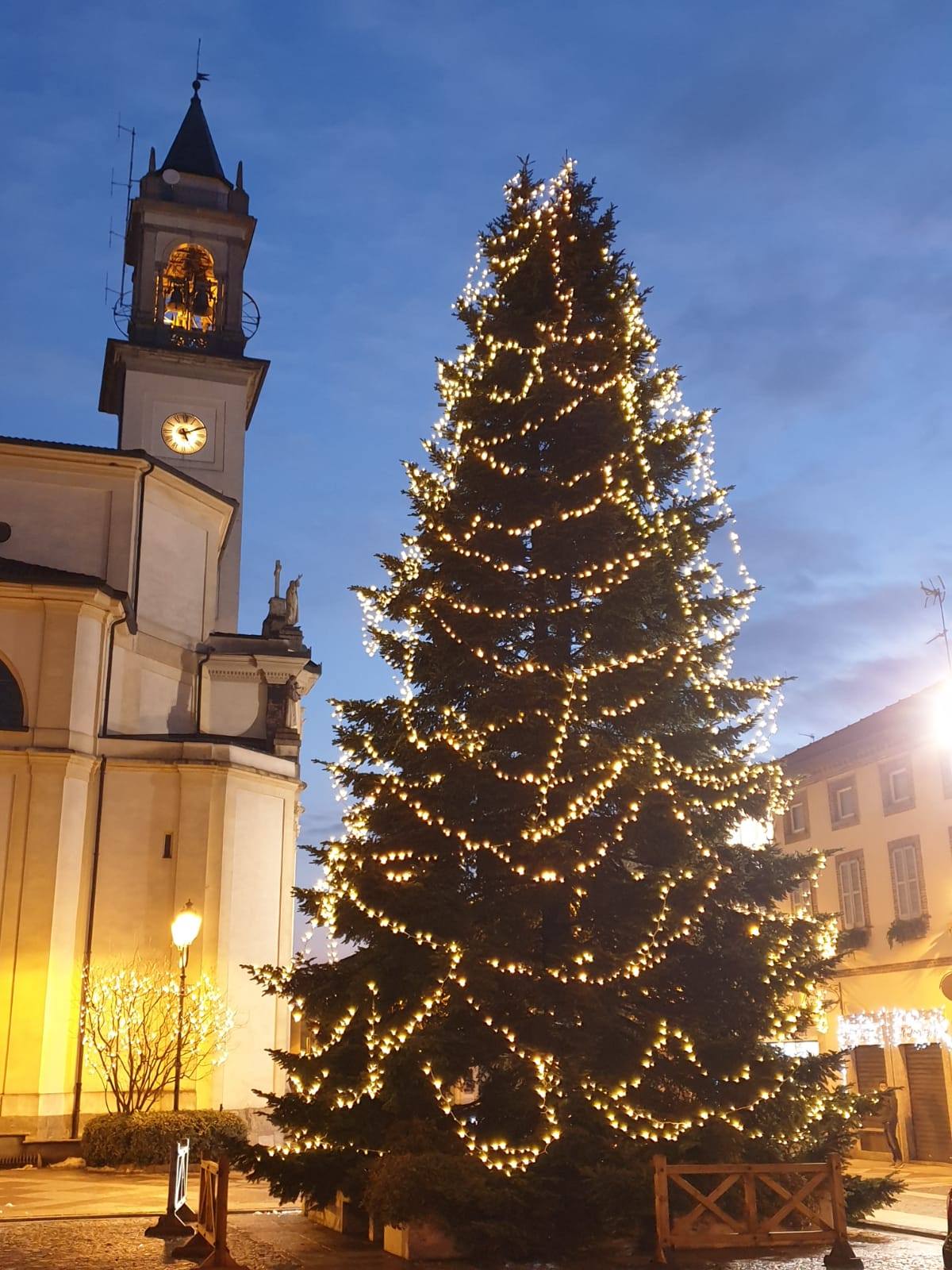 Lazzate: “Comprate i regali di Natale nel borgo!”