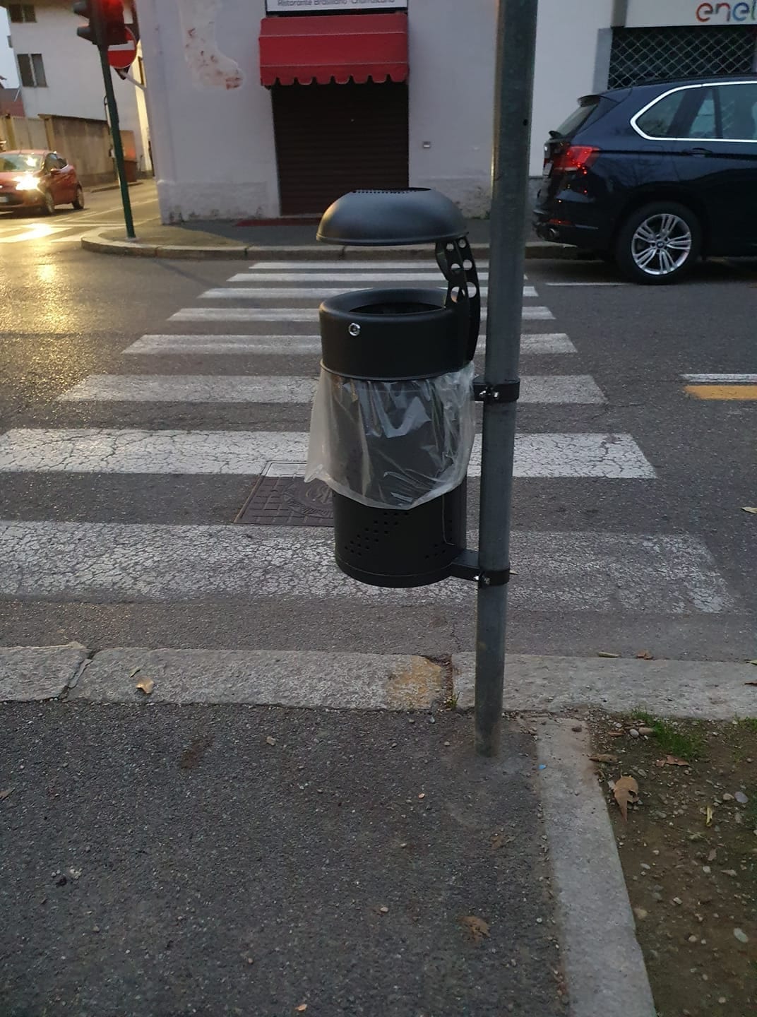 L’ironia del web: nuovo cestino dei rifiuti montato… sulle strisce pedonali di via Roma