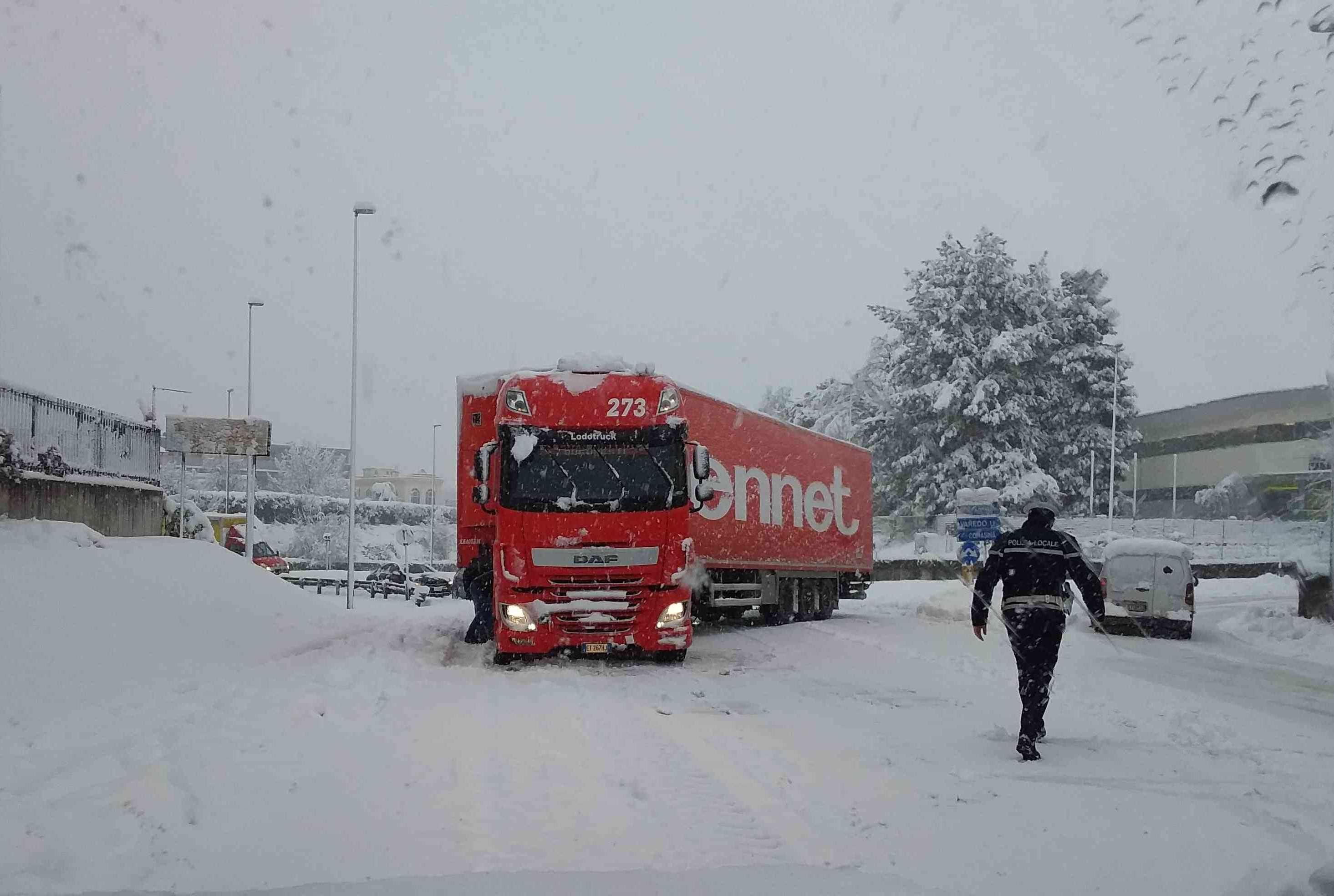 Limbiate neve: tir e camion bloccati sullo svincolo della Saronno-Monza e alberi caduti