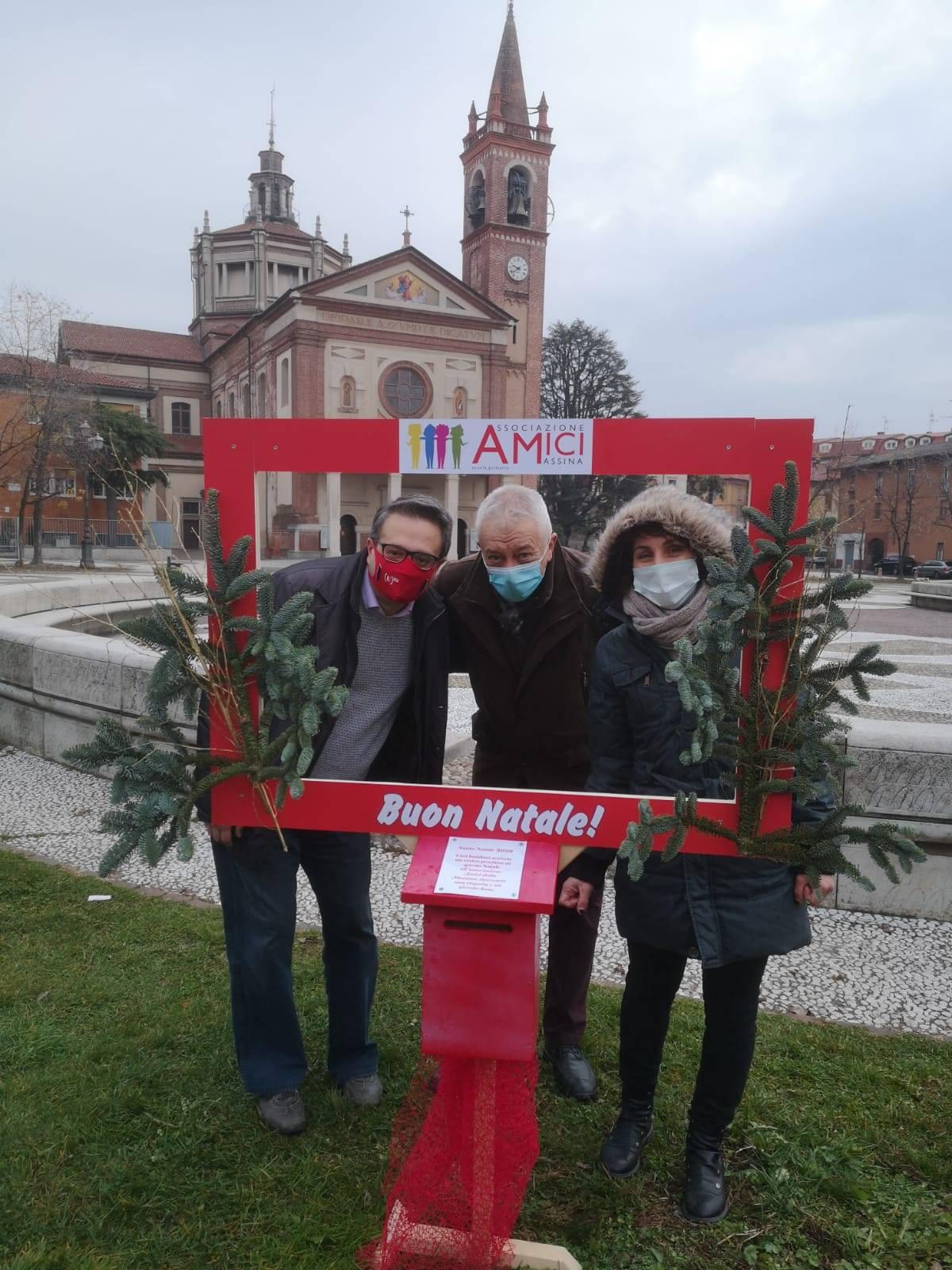 Cislago, in piazza Toti la selfie-cornice e cassetta della posta di Babbo Natale