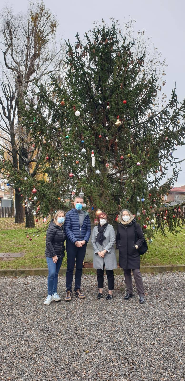 Misinto, il sindaco aiuta a realizzare l’albero di Natale a scuola