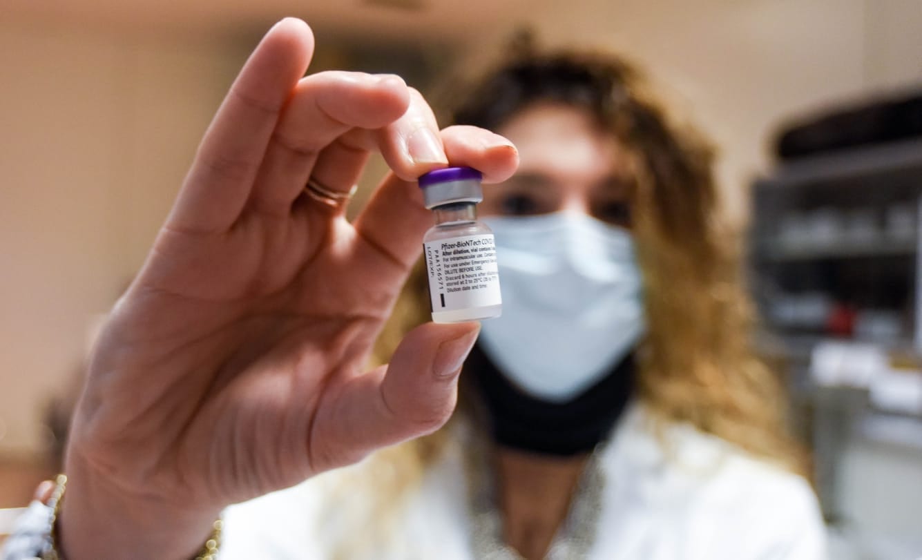 Coronavirus, ieri oltre 12 mila vaccinati in Lombardia ma le scorte stanno finendo