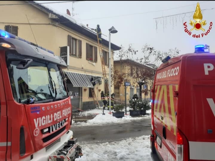 Tetto a rischio per la neve, pompieri in azione a Caronno Pertusella