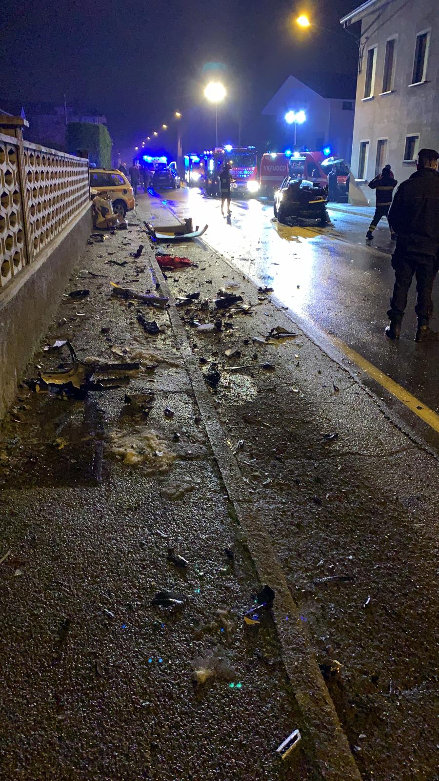 Cogliate: Polo contro Bwm, auto distrutte davanti alla pizzeria. Due giovani all’ospedale