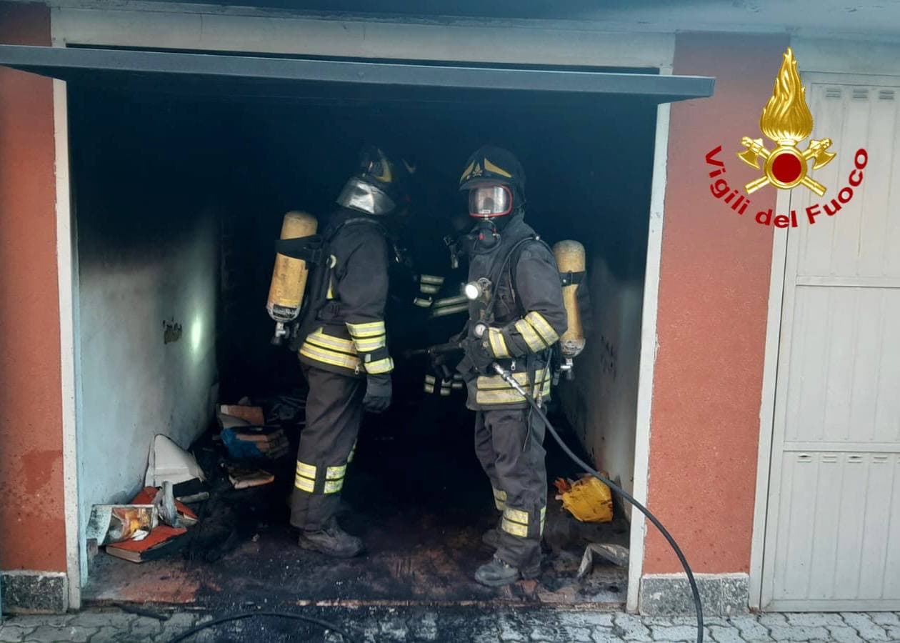Cogliate, fiamme in un garage: i vicini contengono le fiamme con le canne da giardino