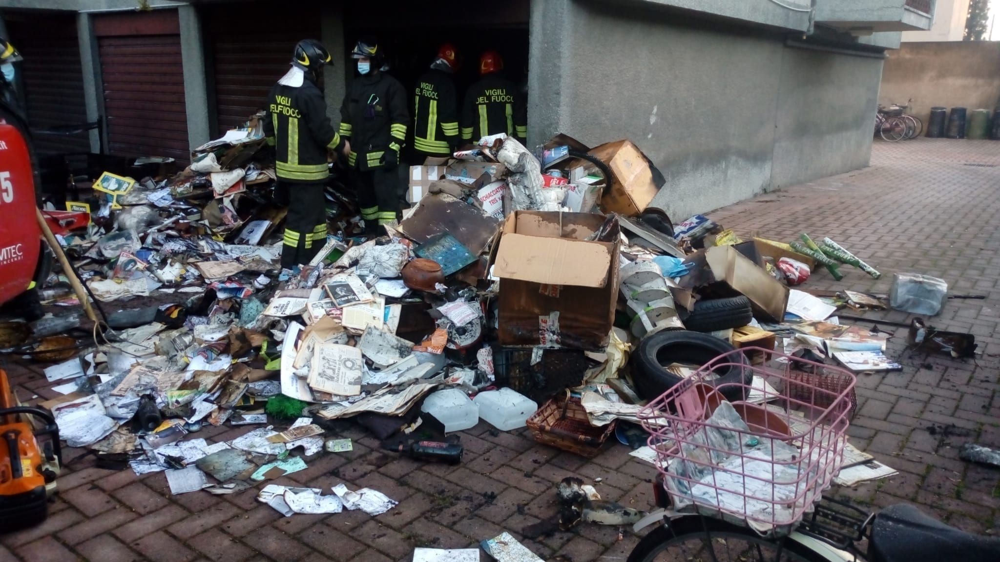 Saronno, fiamme in un garage: vigili del fuoco in via Reina per spegnere l’incendio