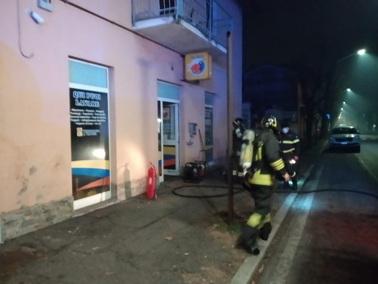 Incendio in lavanderia: pompieri e carabinieri mobilitati prima di mezzanotte