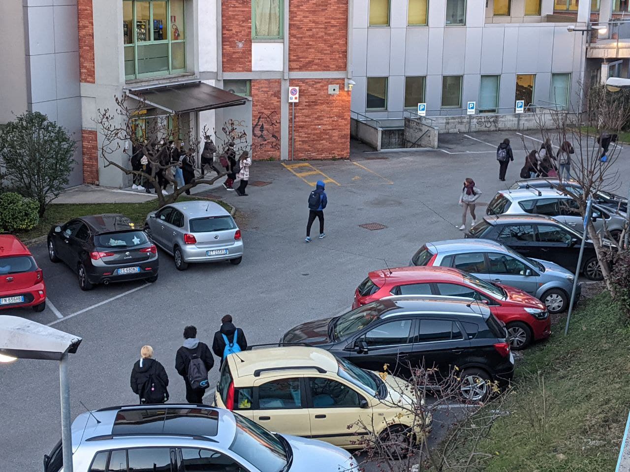 Carabinieri e ambulanza al liceo Legnani di Saronno… nell’ultimo giorno di scuola