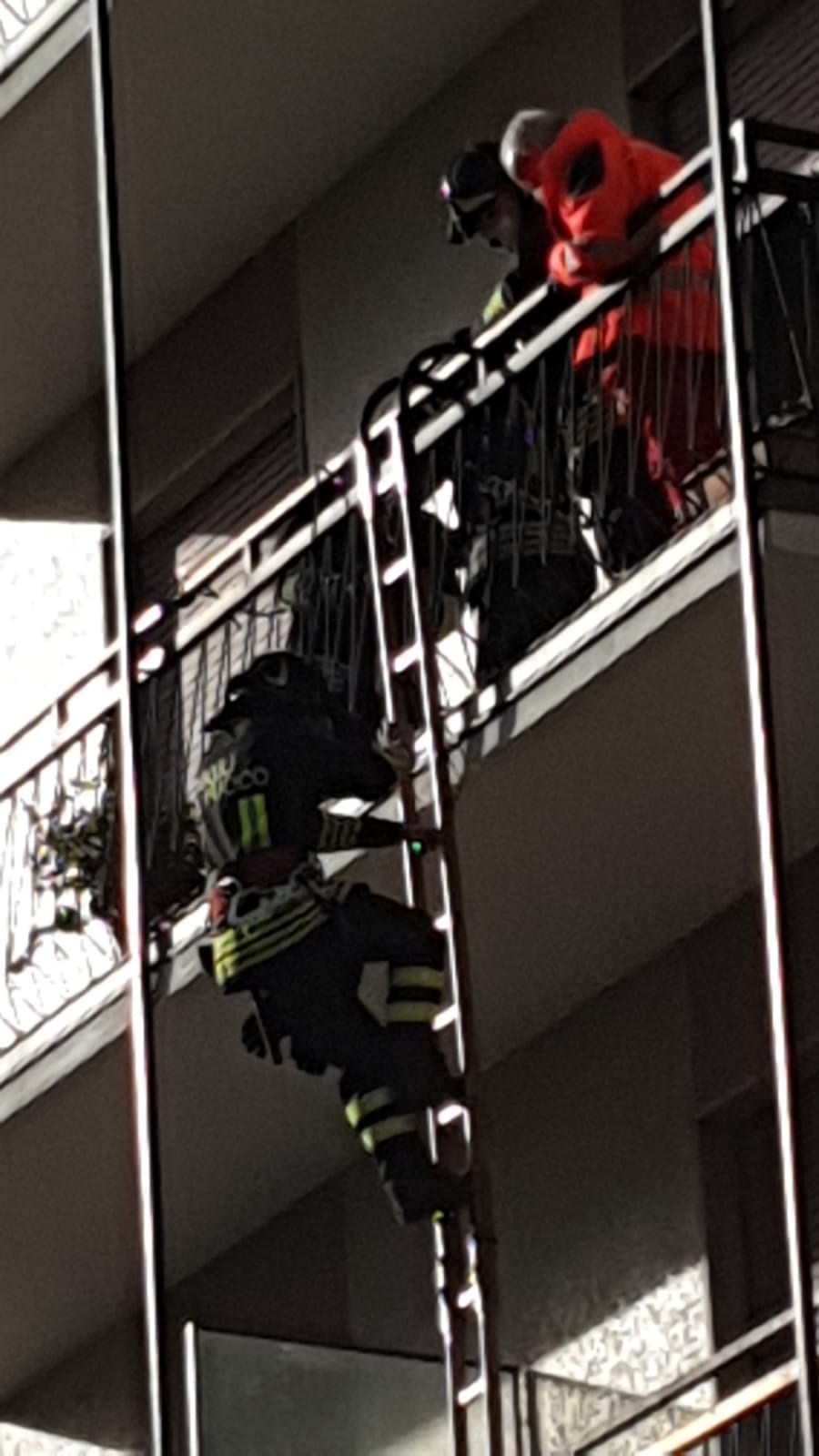 Ieri su ilSaronno: pompieri “scalano” palazzo tra i banchi del mercato, giornata delle memoria, doppio cantiere in centro, arresto a Solaro