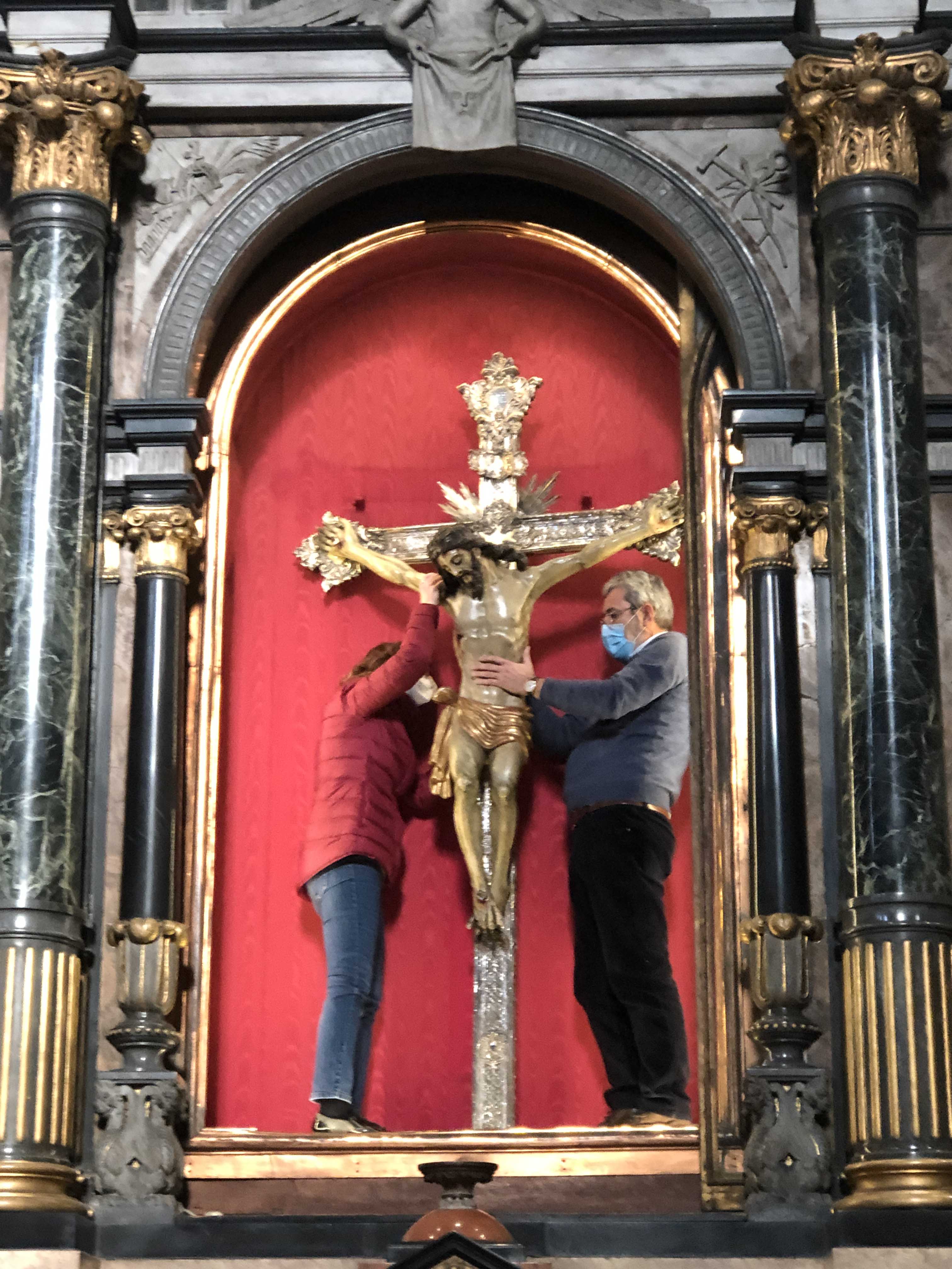Prepositurale, iniziato il restauro del Crocifisso: 5 mesi di lavoro contro crepe e segni del tempo