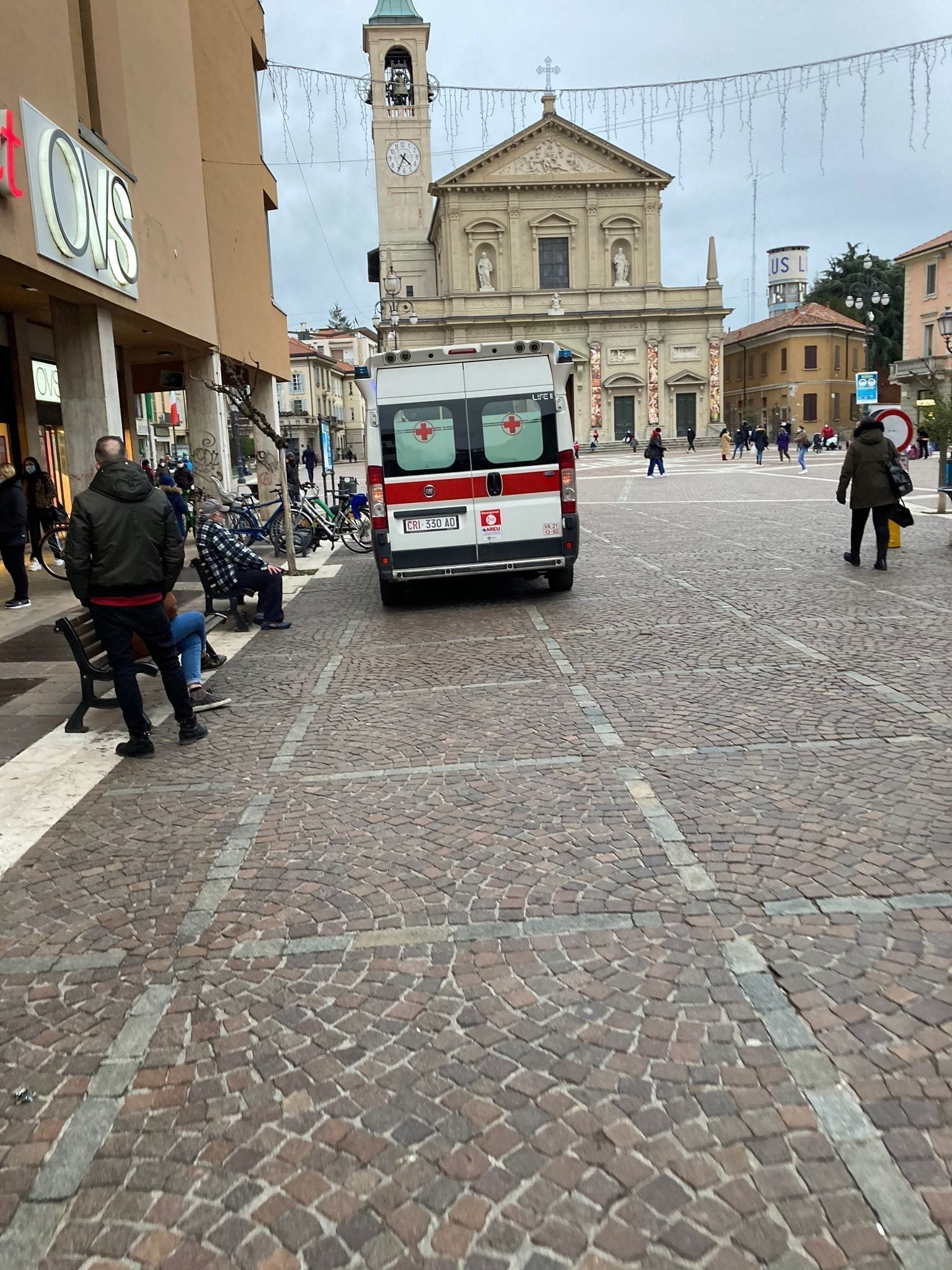Ambulanza in piazza a Saronno per una caduta dalle scale