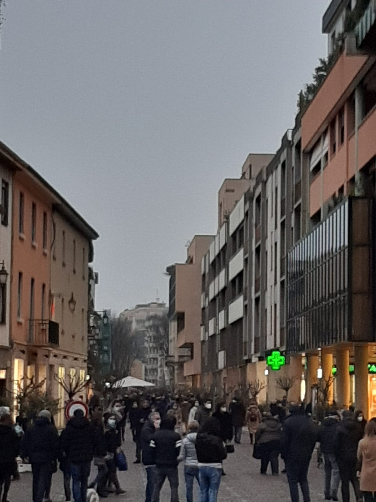 Saronno, sabato in Zona gialla: corso Italia e centro pienissimi. E forse qualcuno si è scordato della pandemia