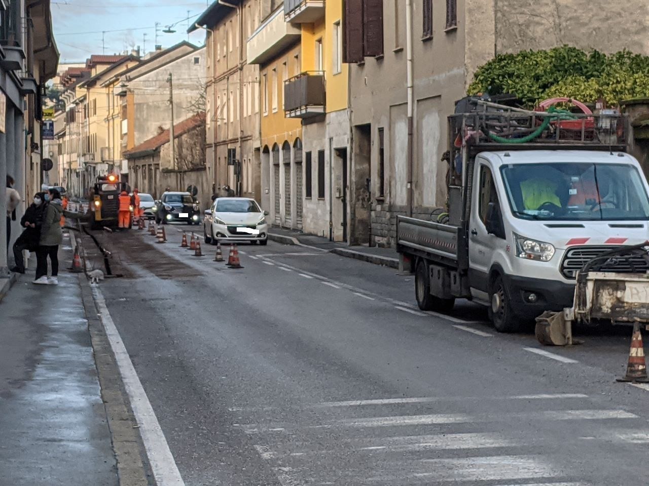 Lavori stradali a Saronno per fibra, acqua e gas. Le bacchettate del Comune: partono le diffide