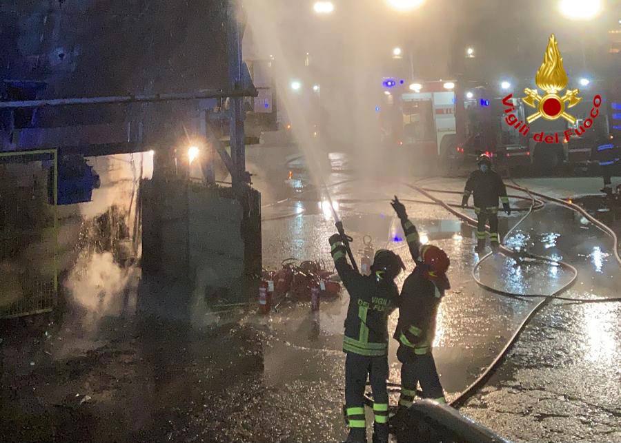Incendio a Gerenzano: otto mezzi dei pompieri al lavoro (foto)