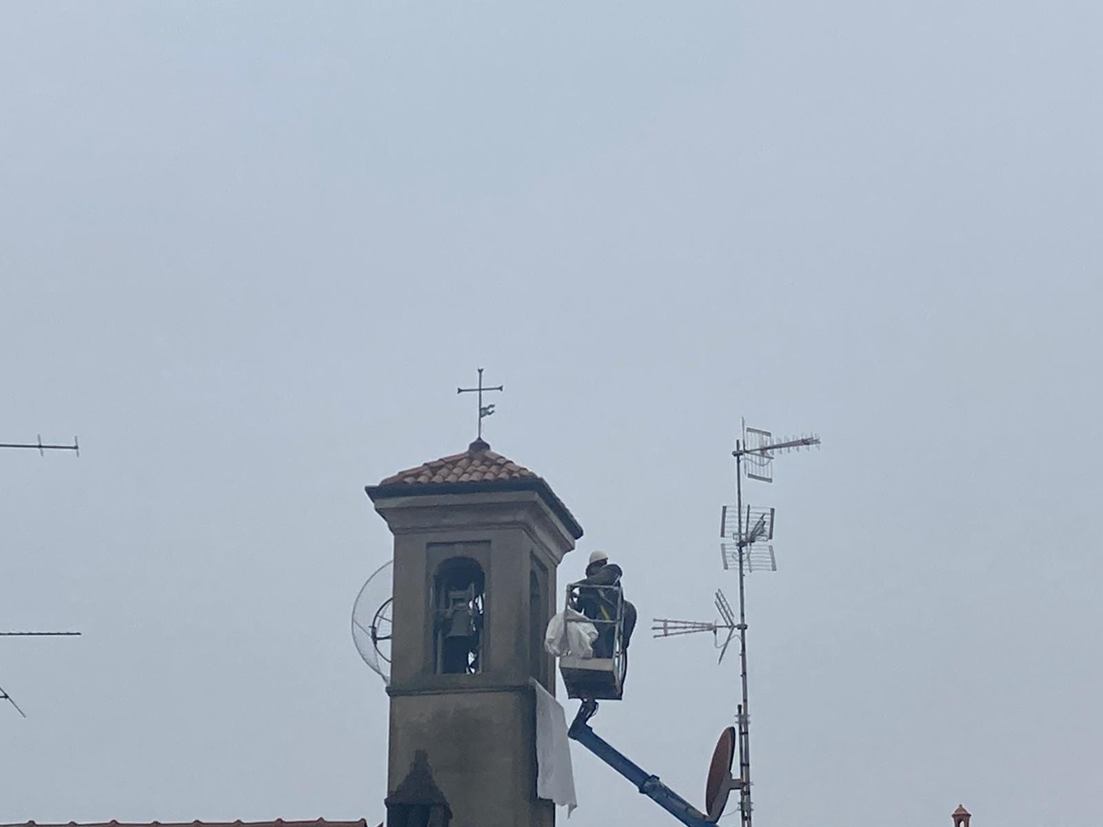 Reti “anti-piccioni” sul campanile. Autoscala e operai al lavoro alla chiesetta di Sant’Antonio