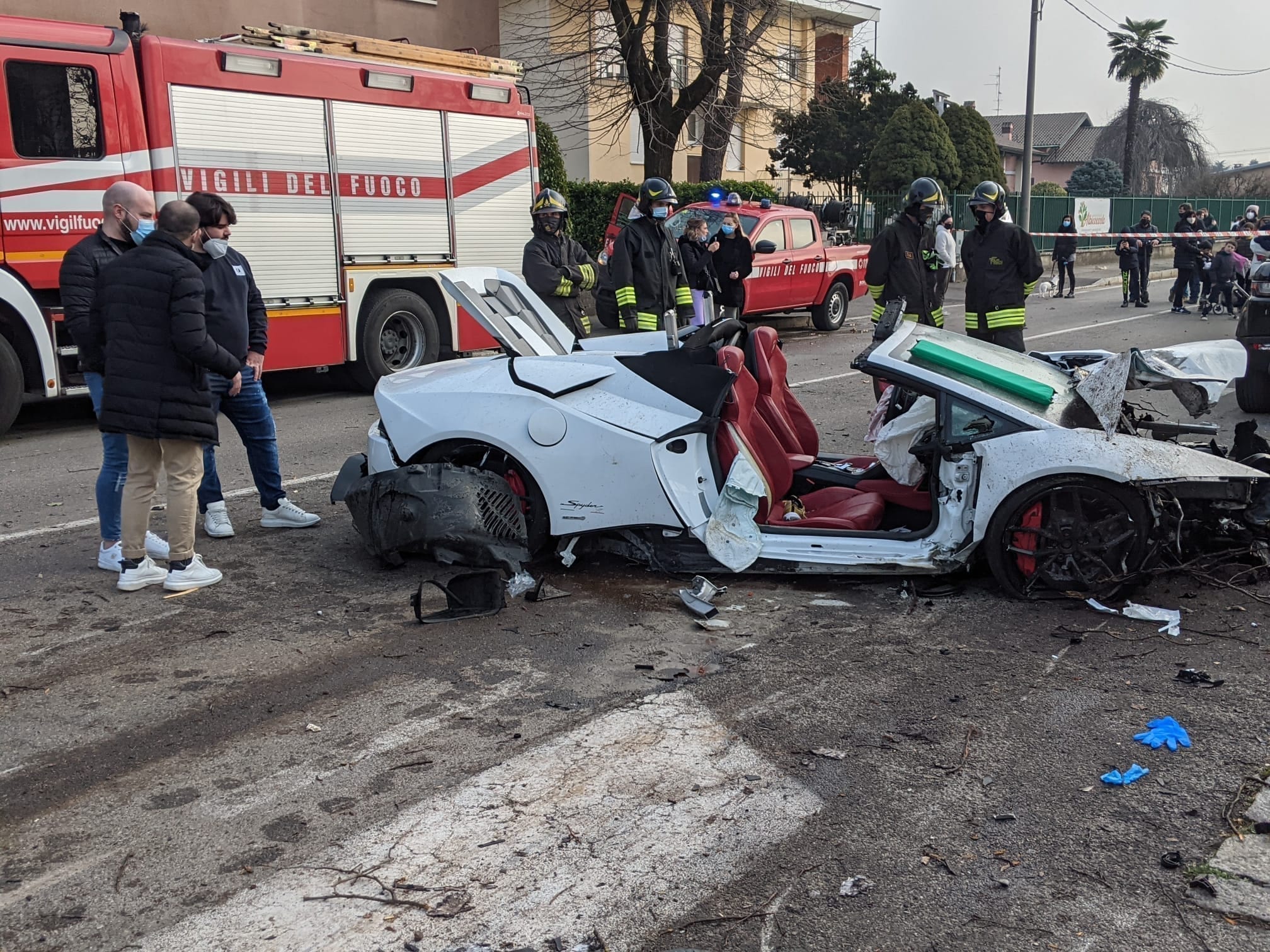Lamborghini travolge alberi e auto a Rovellasca: fuoriserie distrutta e due feriti