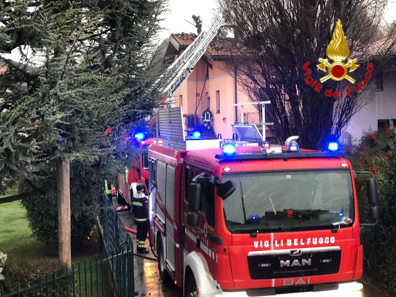 Pompieri in forze a Venegono per l’incendio di un tetto