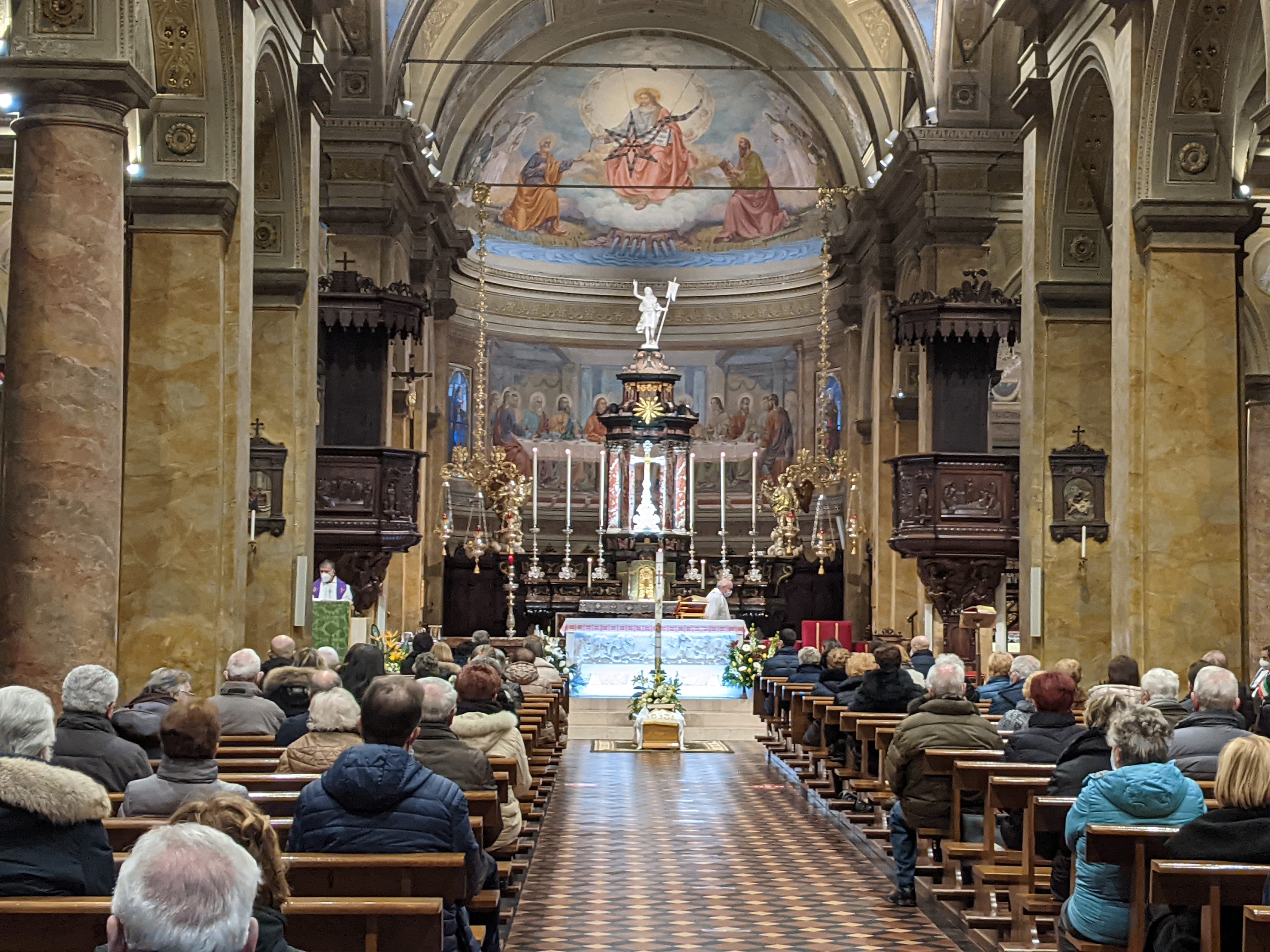 A Turate, l’ultimo saluto a don Luigi Carnelli: “Un autentico pastore”