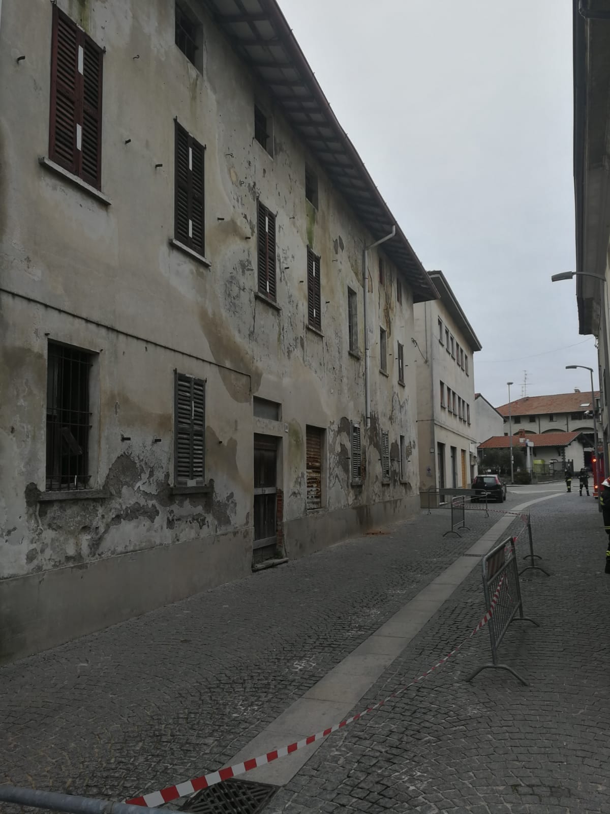 Crollo in centro a Misinto, calcinacci in strada da Villa Lanzani