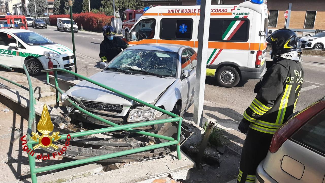 Gerenzano, auto in bilico sul sottopassaggio pedonale: pompieri salvano 27enne