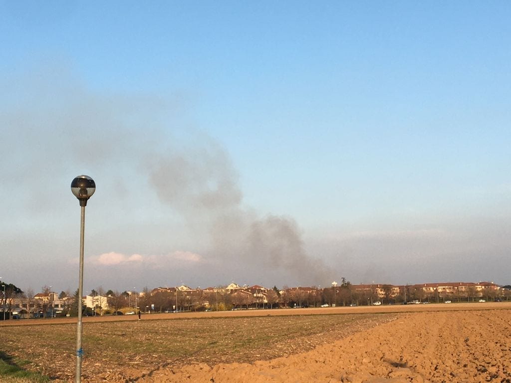 Incendio boschivo nel Parco Groane: colonna di fumo visibile da Saronno